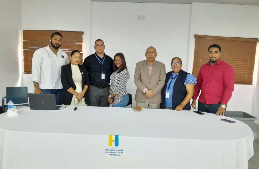 Nuestro director, Dr. Juan Santana junto a autoridades del SNS
