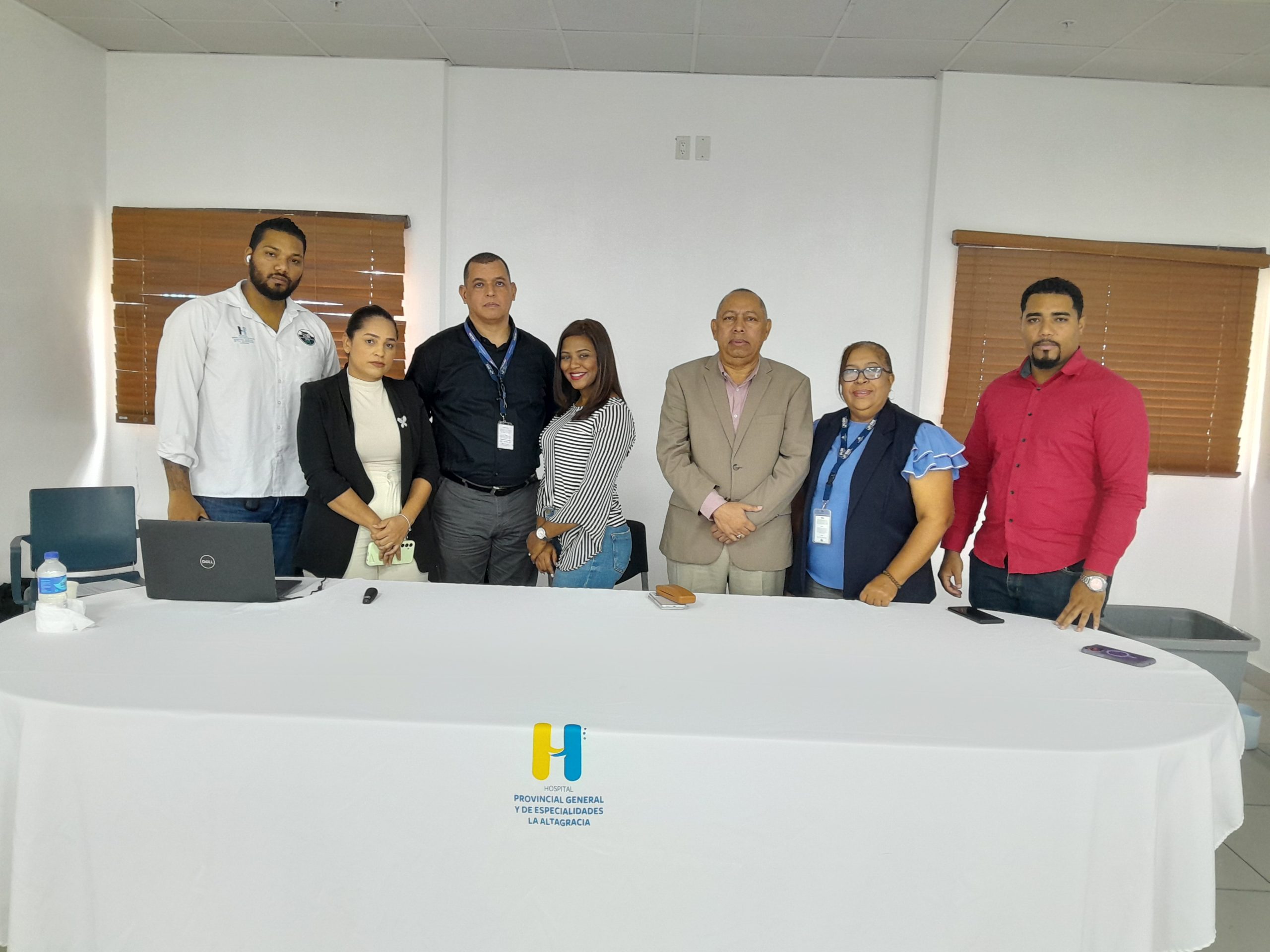 Nuestro director, Dr. Juan Santana junto a autoridades del SNS