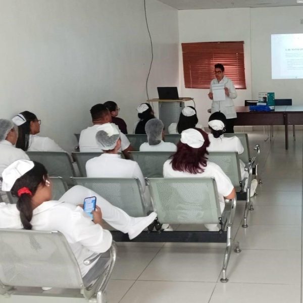 personal de enfermería durante la capacitación.