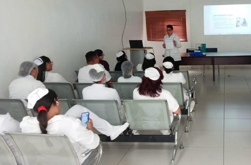 personal de enfermería durante la capacitación.