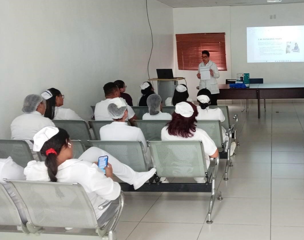 personal de enfermería durante la capacitación.